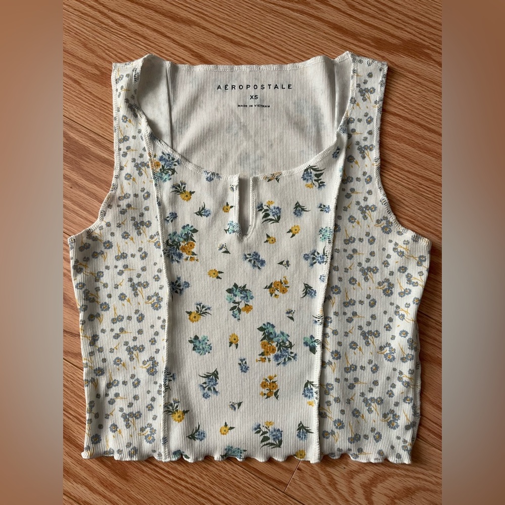 Aero XS tank White w/ floral 56%cotton/38%poly/6% spandex great condition